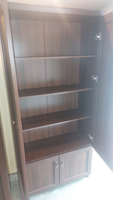 szafa wąska półka i drążek