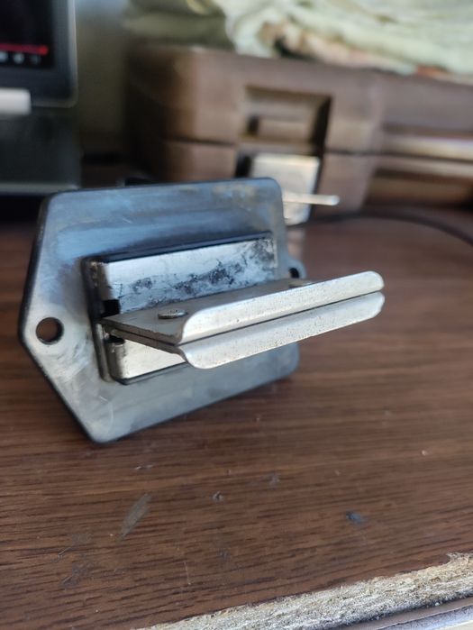 Резистор реостат регулятора скорости обдува печки на Mazda 626