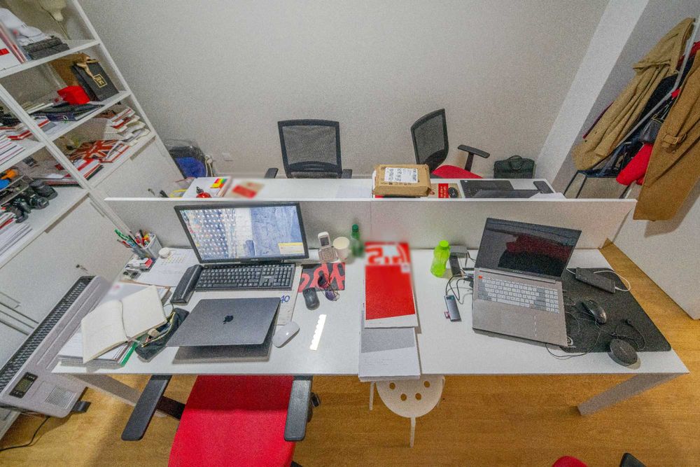 Mesa secretária branca com divisórias