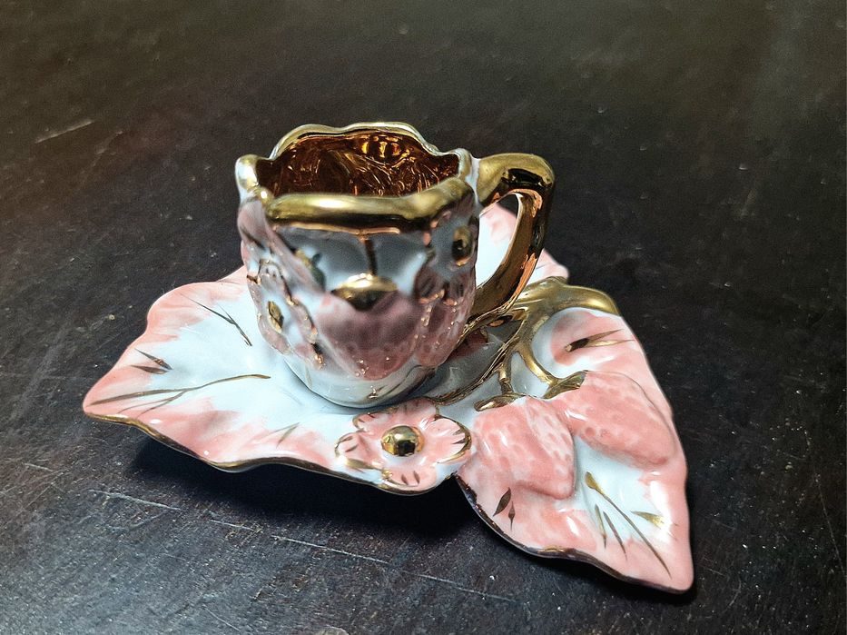 Chávenas miniaturas com interior dourado