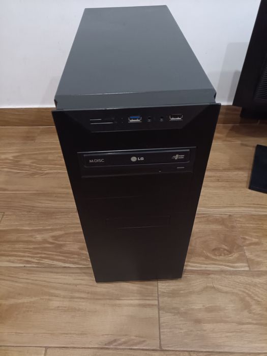 Torre de PC com motherboard