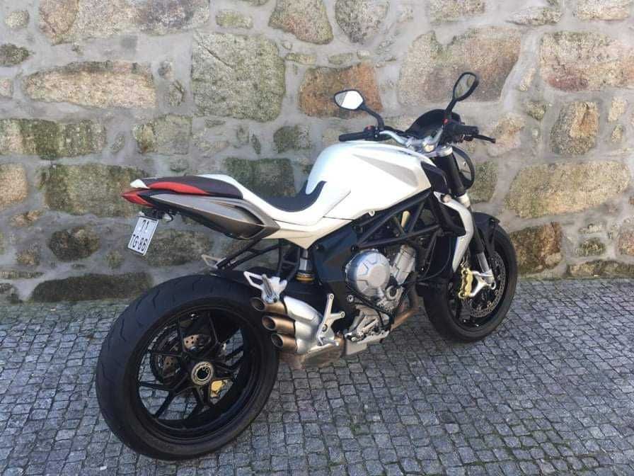 Moto MV Agusta Brutale 675. Irrepreensível