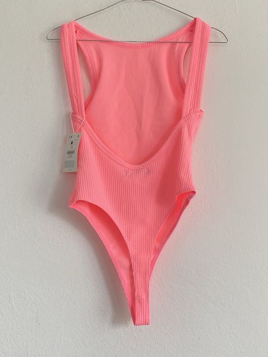 Różowe neonowe Body Bershka na ramiączkach, odkryte plecy