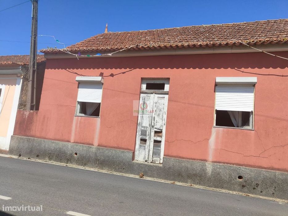 Moradia para restaurar  com terreno para construção em Nariz
