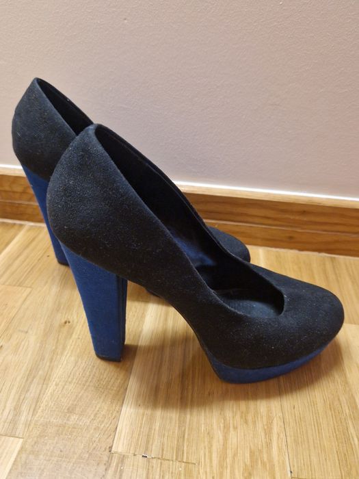 Sapato de salto azul e preto