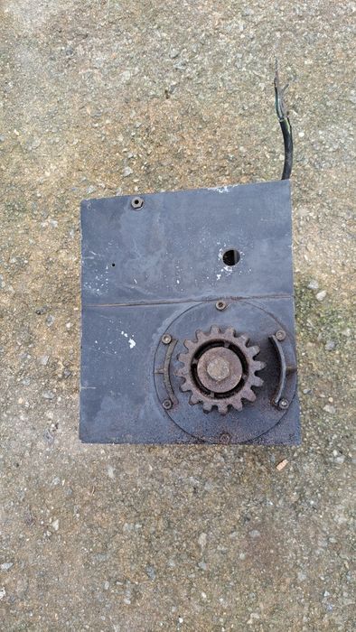 Motor de portão automático com avaria