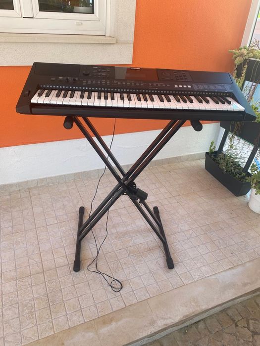 Teclado digital YAMAHA E463 com cavalete