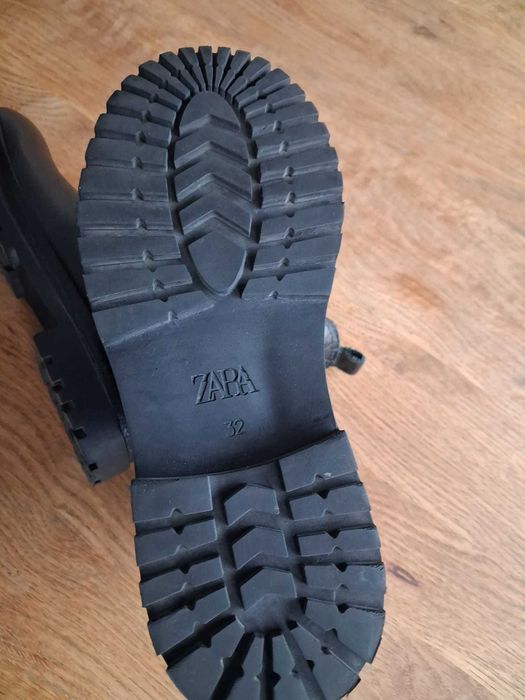 Botas em pele preta_ menina.