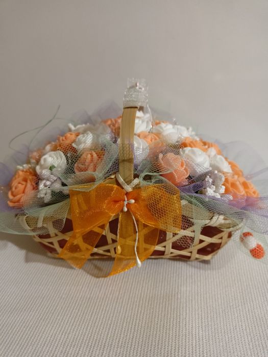 Dzień babci.Stroik wianek koszyk z kwiatami kompozycja kwiatowa Dzień