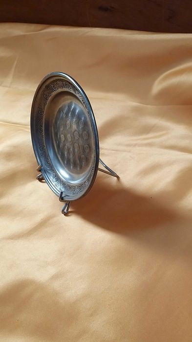 prato em estanho com suporte