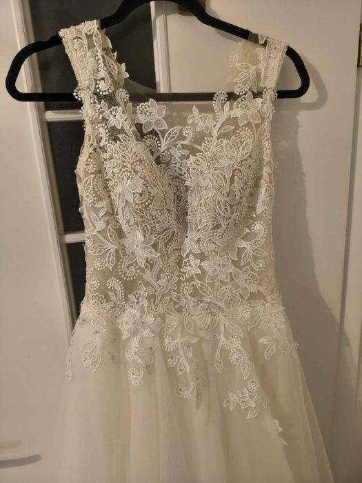 Suknia ślubna z trenem i welonem