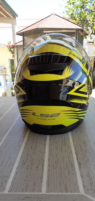 Vendo blusão e capacete de moto o blusão em couro como novo da casa das peles e o capacete ls2 com 2 vizeiras