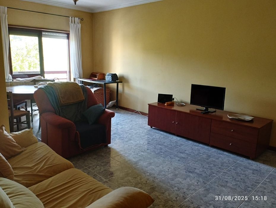 Quarto com cama  de casal, 15 minutos da UM, casa de banho partilhada com um outro inquilino