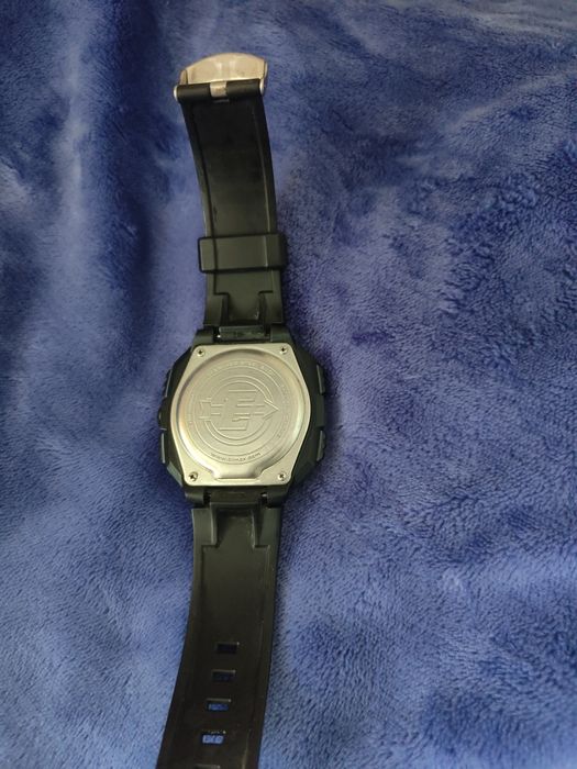 Timex Expedition з чорним циферблатом.