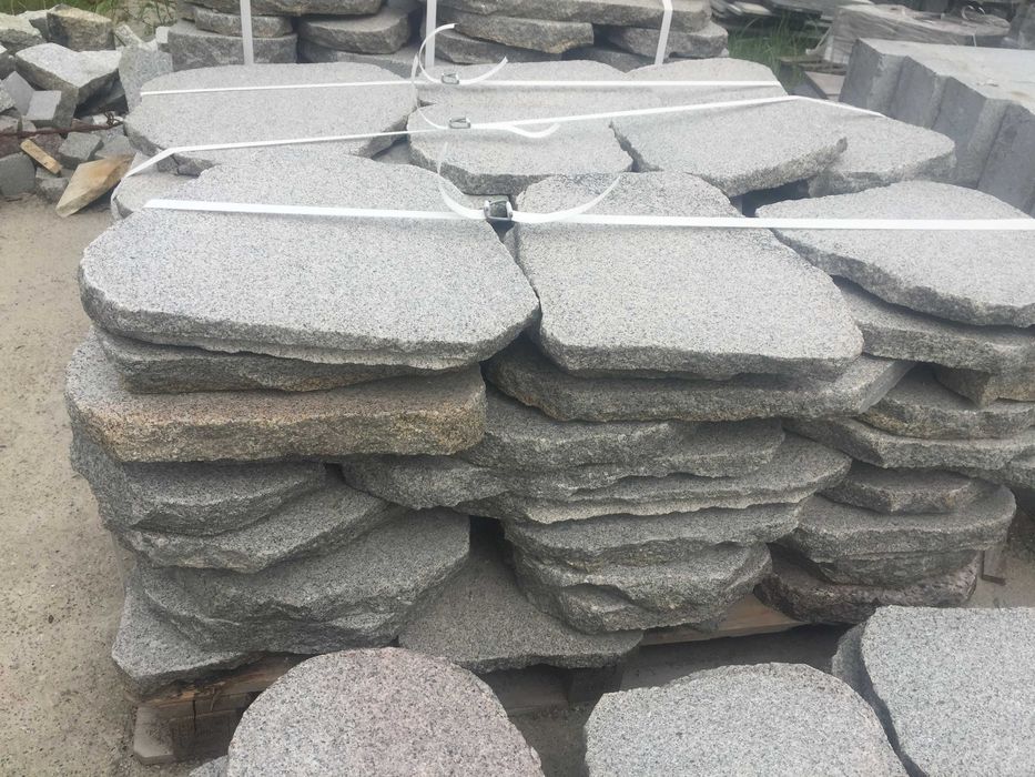 Płyty Granitowe (Oflisy) Płomieniowane – Naturalny Kamień Dekoracyjny chodniki ścieżki, przedepty w trawniku
