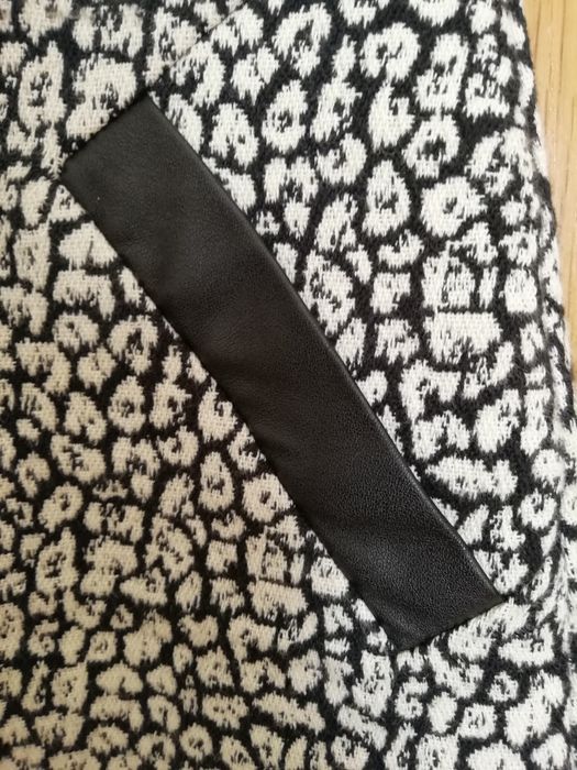 Sai curta. Tamanho S. Bolsos falsos a  emitar pele.