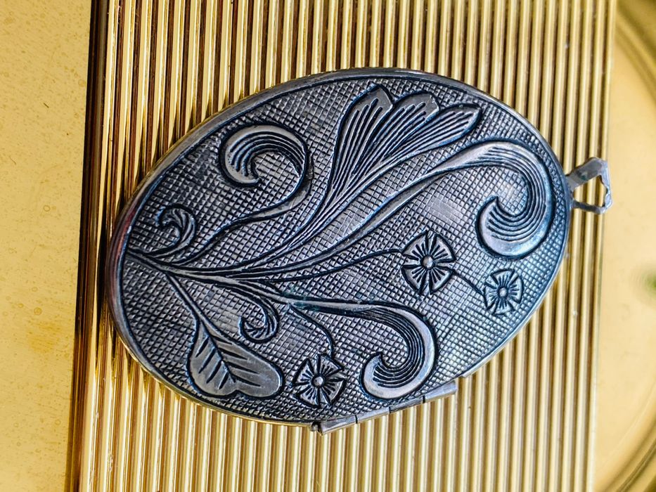 Prl vintage zawieszka pendant locket wisiorek  otwierany na zdjecie