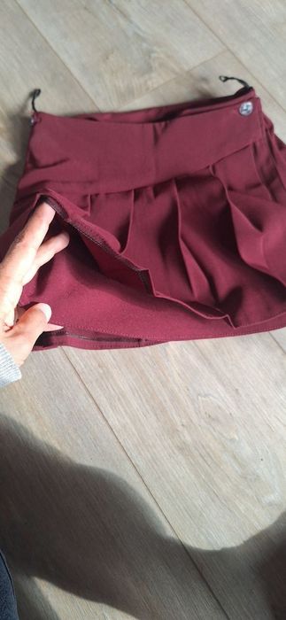 Дуже гарна шкільна спідничка на запах, приблизно на 6-7 років,