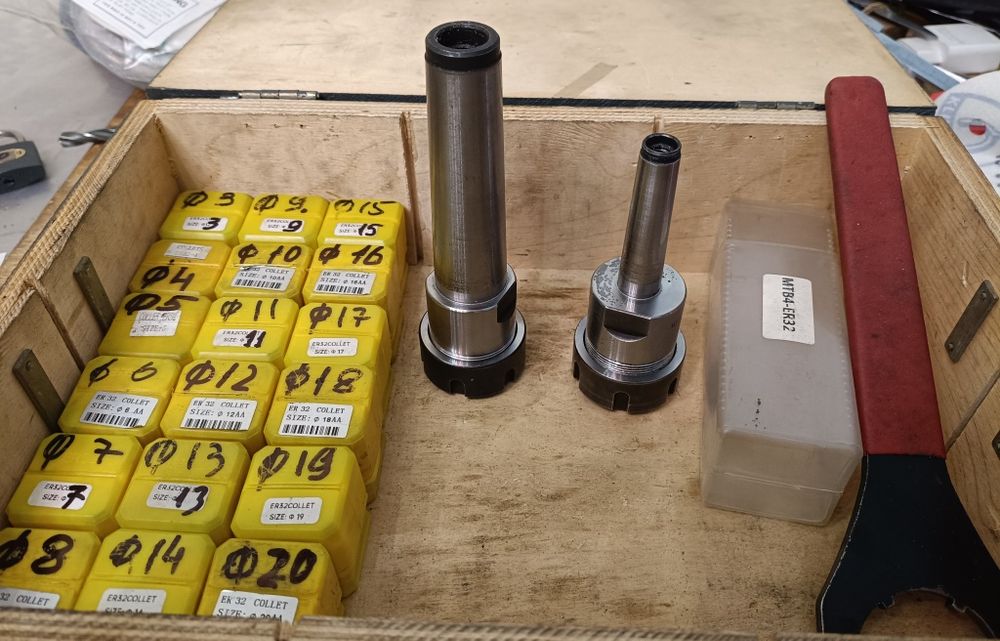 Цанги,патроны и ключ.