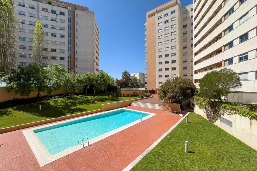 Apartamento T2 com Piscina e Terraço no Condomínio do Parque
