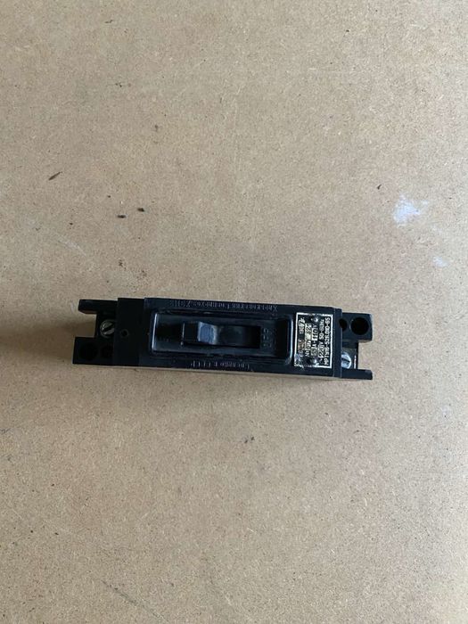 Автоматичний вимикач