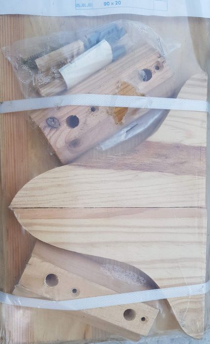 Prateleiras em pinho maciço natural com suportes laterais e parafusos