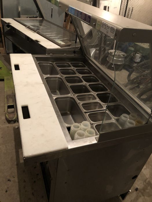 холодильна вітрина. для харчових інгредієнтів в фаст-фуді