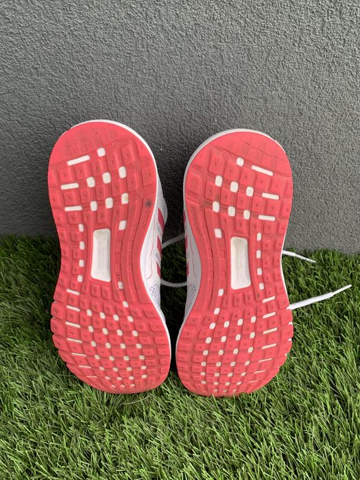 Sapatilhas adidas brancas e rosa