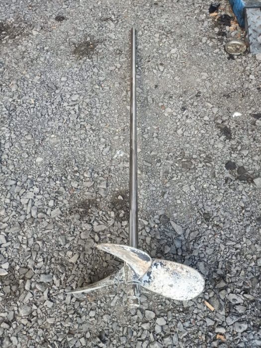 Śruba mosiężna z wałem