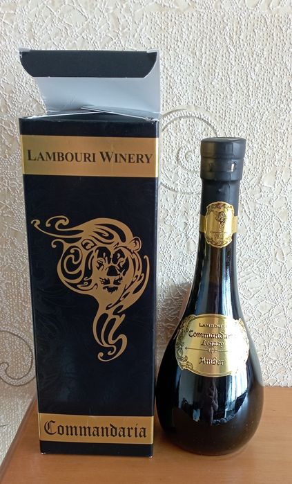 Пустая бутылка из-под вина из Кипра