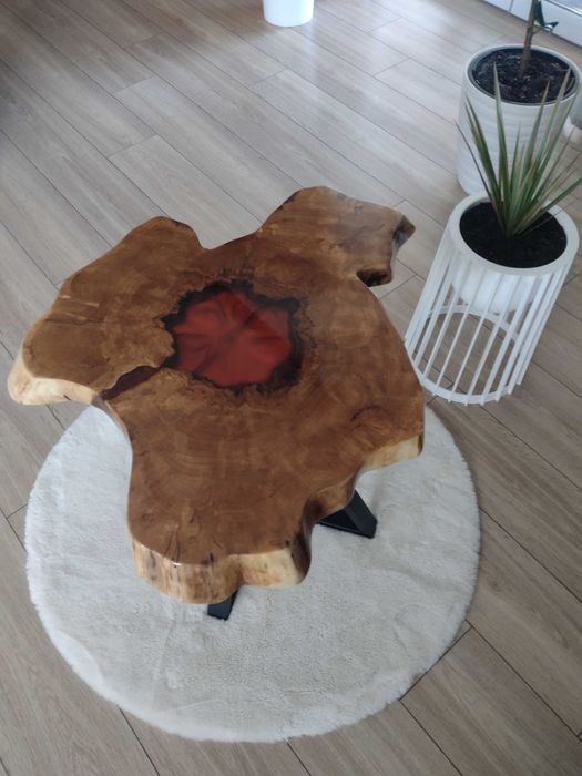 Stolik kawowy z drewna naturalnego z dodatkiem żywicy epoksydowej