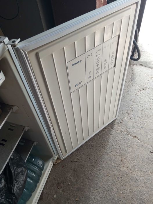 Ущiльнувач дверi на малу морозилку