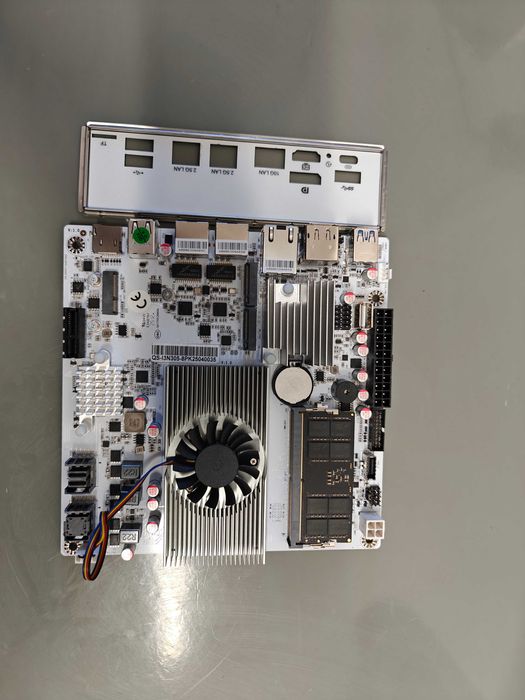 Płyta do serwera nas 8x sata 10gb  2x2.5gb ethernet 2x m2 Truenas