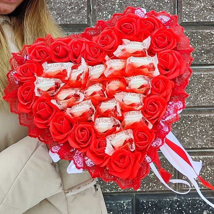 Червоні букети із цукерками Rafaello, різні розміри букет из конфет