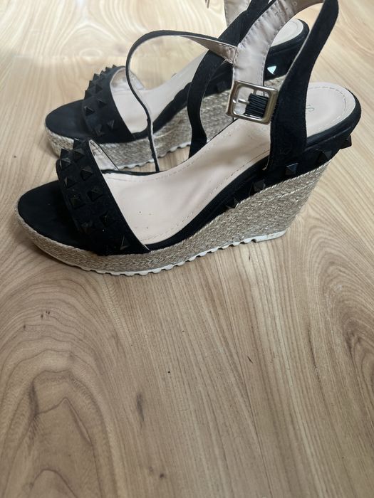 Sandałki na koturnie