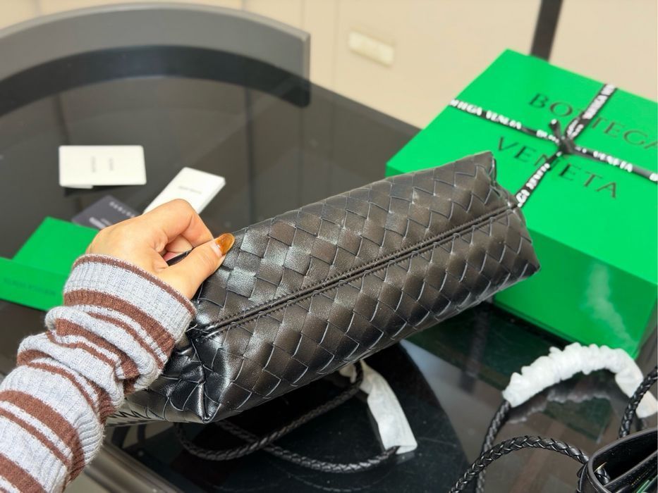 Жіноча сумка з натуральної шкіри Bottega Veneta Andiamo Bag Black