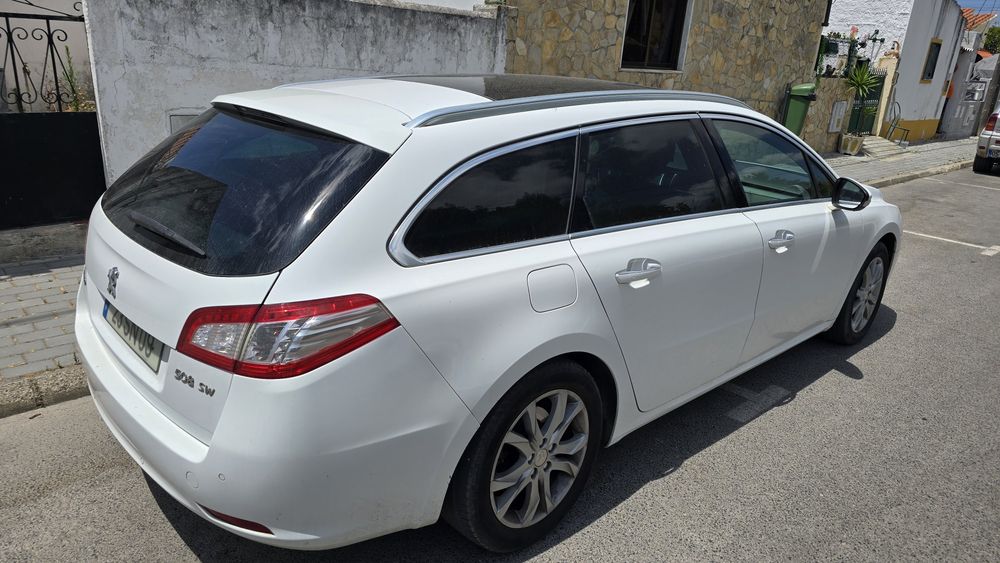 Viatura peugeot em bom estado de conservação