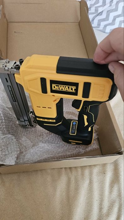 Gwoździarka 18V kompatybilna z akumulatorami dewalt