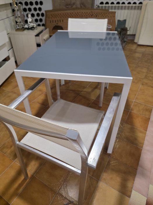Mesa com tampo de vidro + 2 cadeiras