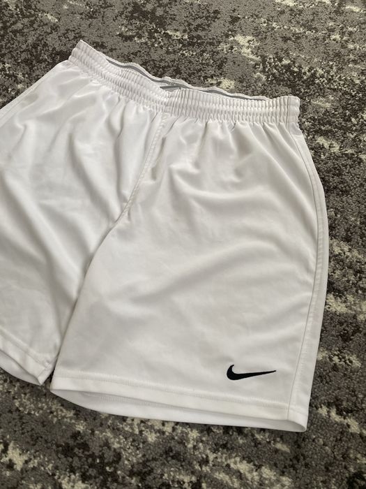 Шорти Nike білого кольору М-Л розмір dri fit спортивні