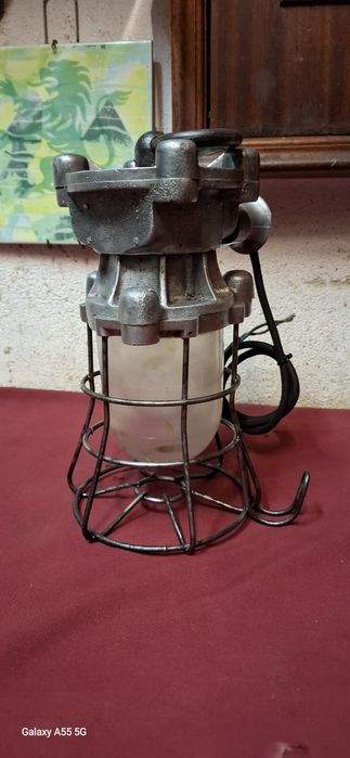 Antigo candeeiro industrial