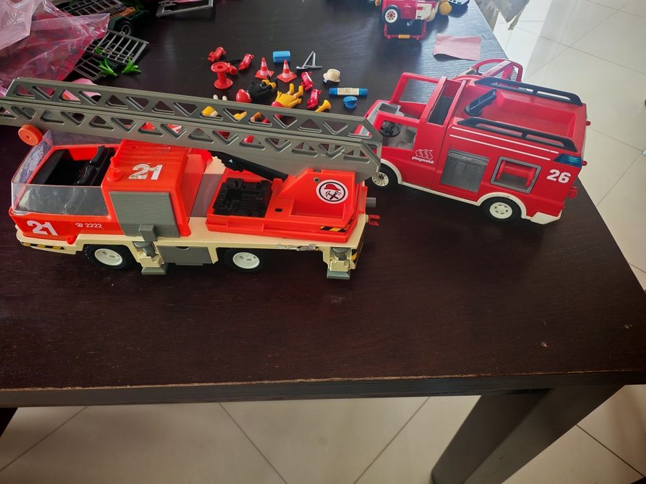 Playmobil duży wóz strażacki+ mniejsze wozy + ludziki