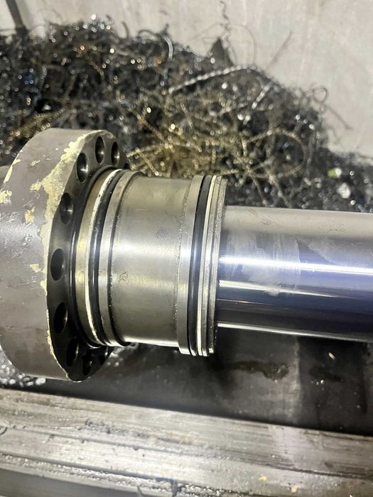 Regeneracja siłowników hydraulicznych, zakuwanie węży, uszczelnienia.
