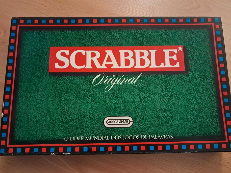 Jogo Scrabble completo — Tabuleiro, peças e cartas