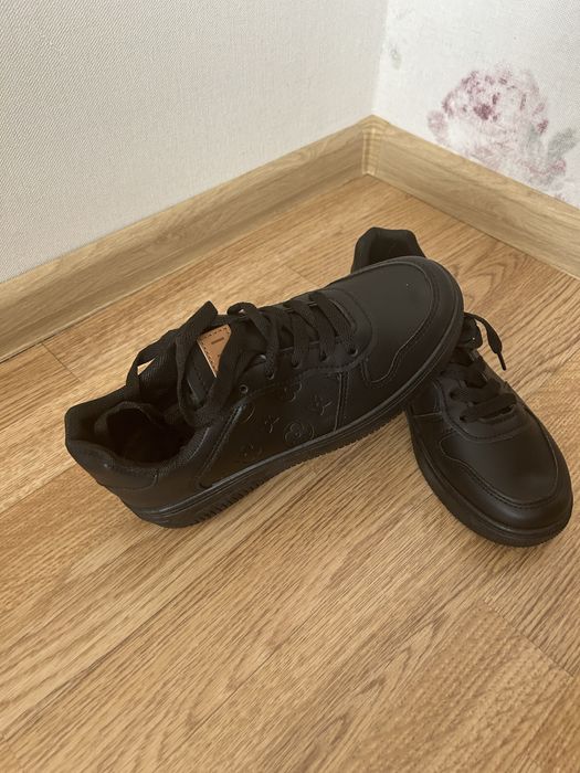 Кросівки жіночі