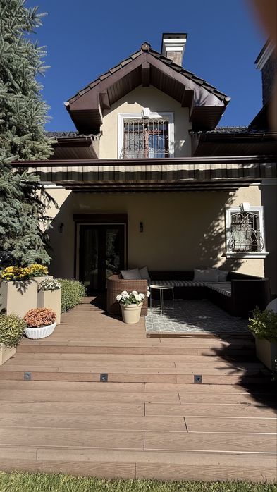 Будинок з басейном та гостьовим будинком в тихому місці Дмитрівка