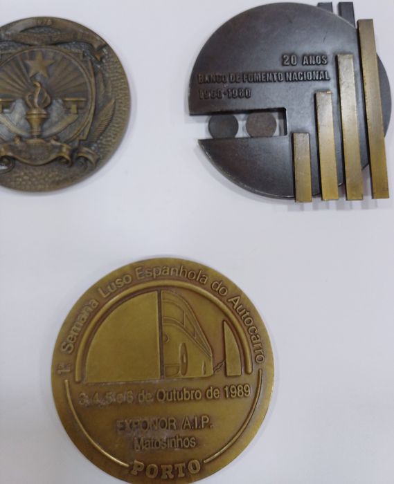 Lote 4 / Conjunto 4 de 5 Medalhas Comemorativas de Portugal em Bronze