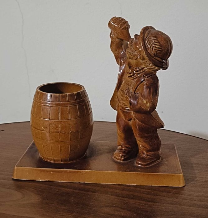 Vintage paliteiro bêbado com garrafa e barril plástico rígido Fábrica Pátria