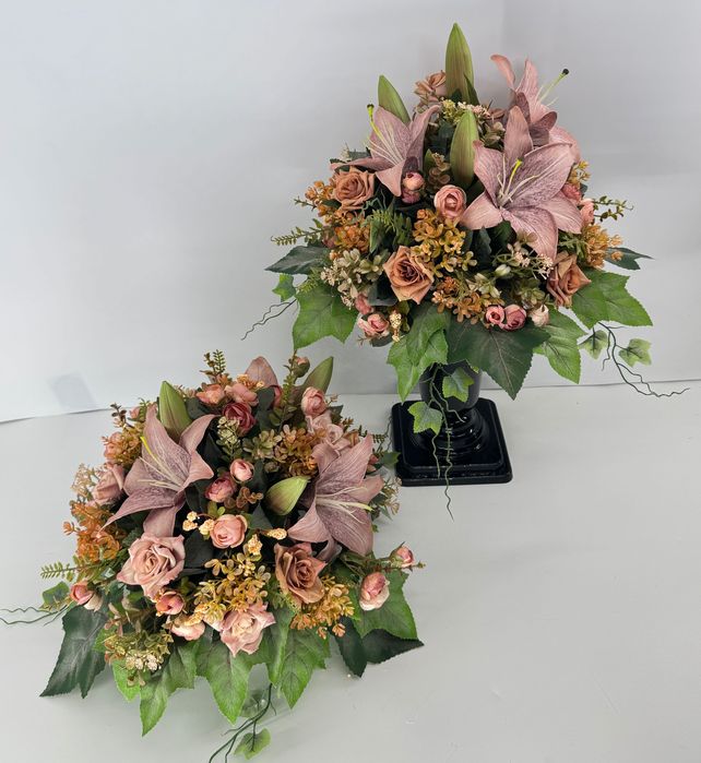 Zestaw kwiatów na grób stroik i bukiet z liliami i różami- okrągły