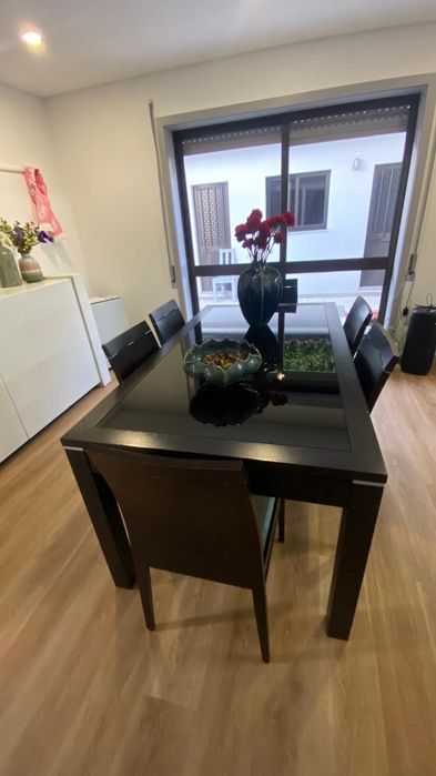 Vendo mesa com 6 cadeiras